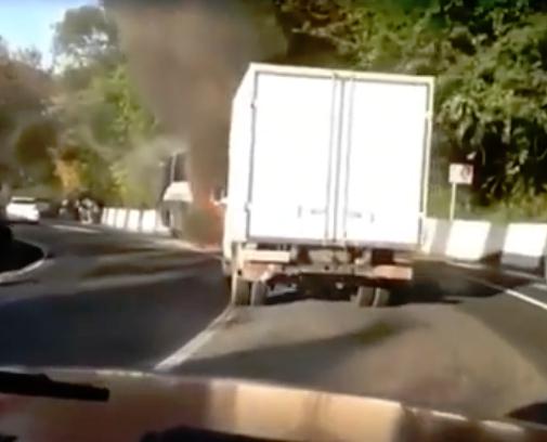 Автобус из Ставрополя загорелся под Сочи: видео